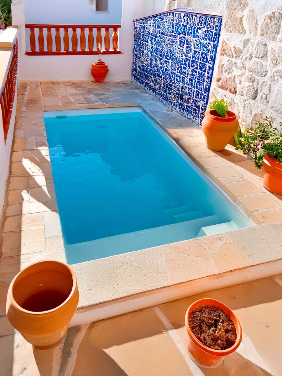 Piscine Bora Bora installée aux Pennes-Mirabeau avec une intégration parfaite dans un jardin urbain.