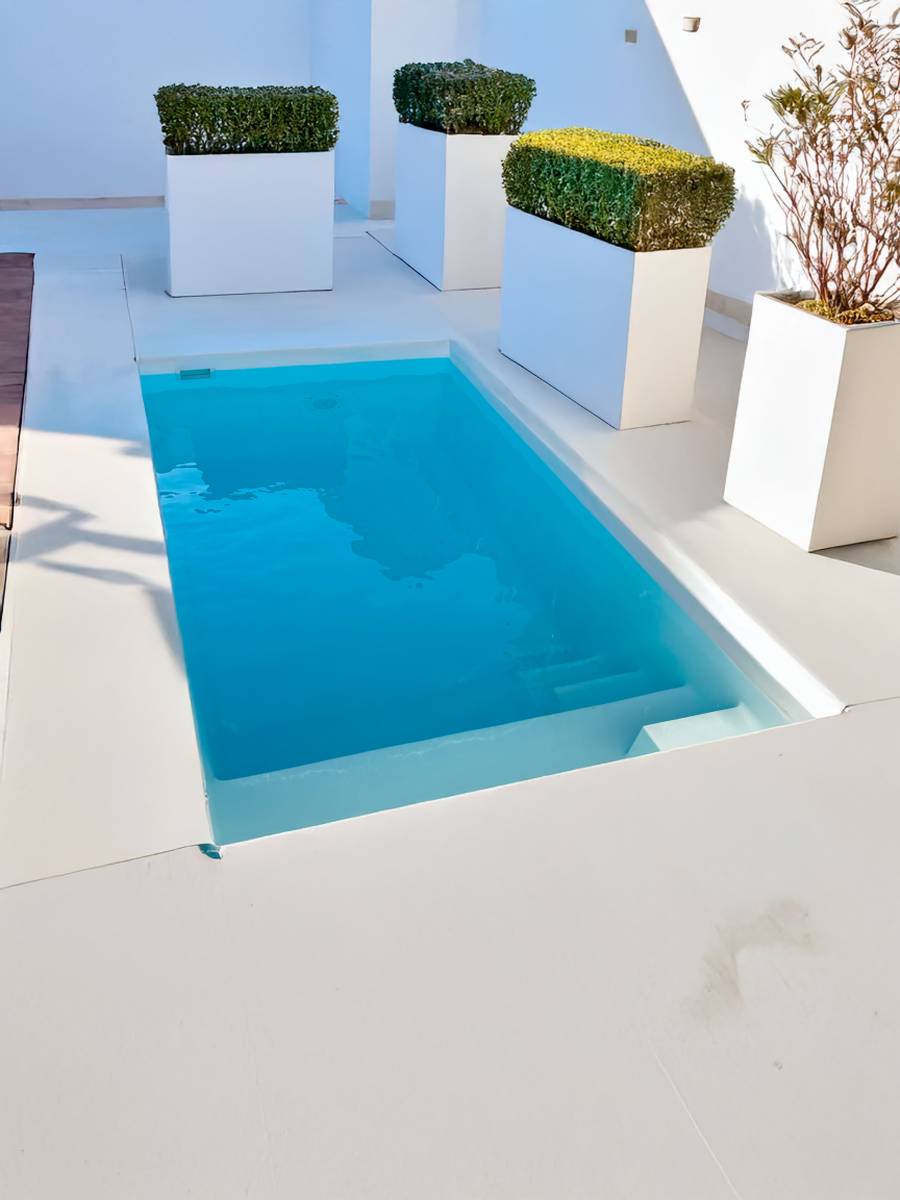 Vue réelle de la piscine Bora Bora installée à Coudoux, parfaitement intégrée dans un jardin moderne