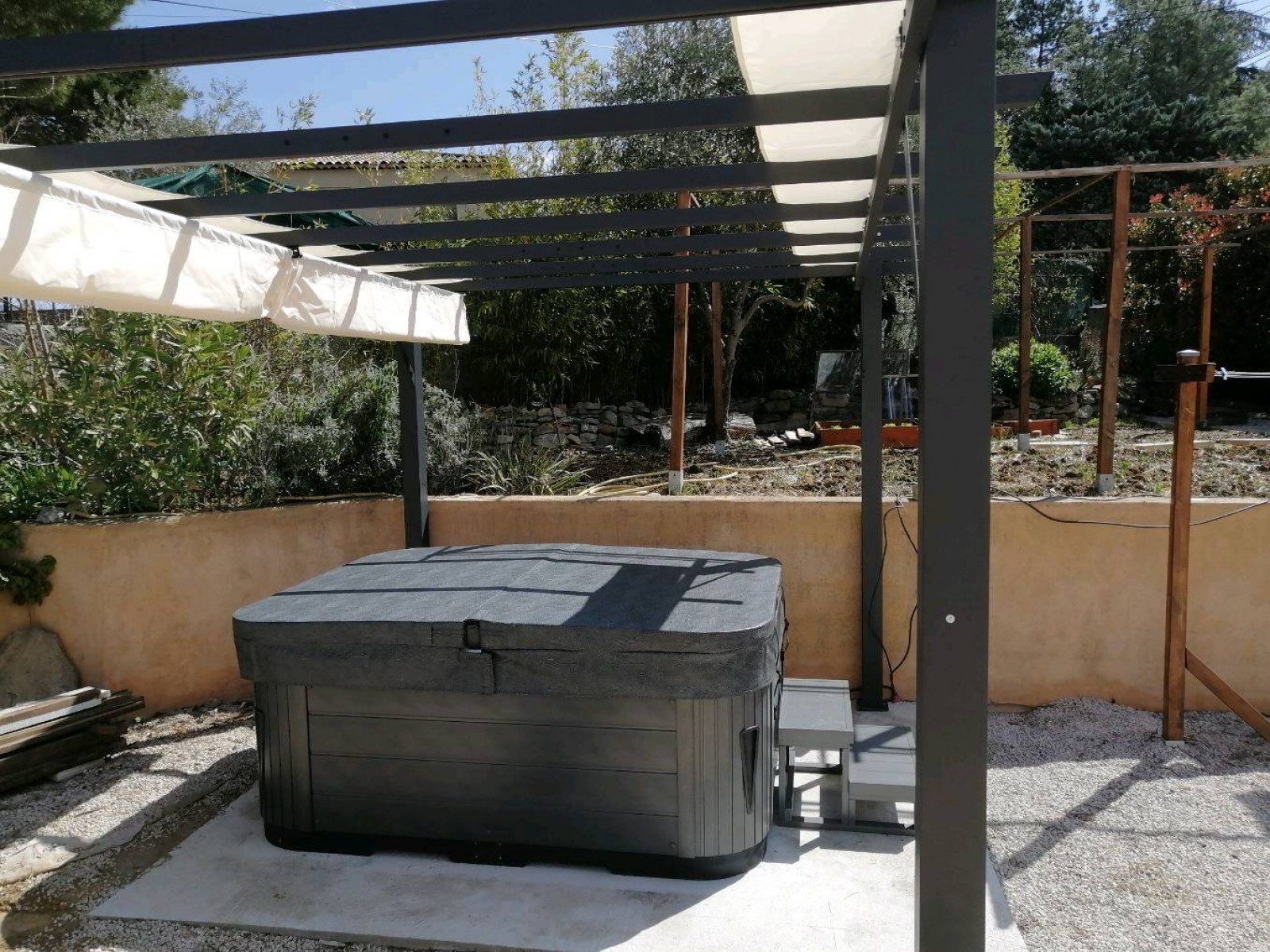 Magnifique Spa design Dacca gris 5 personnes  installé pour une maison sur Trets près de Aix-en-Provence