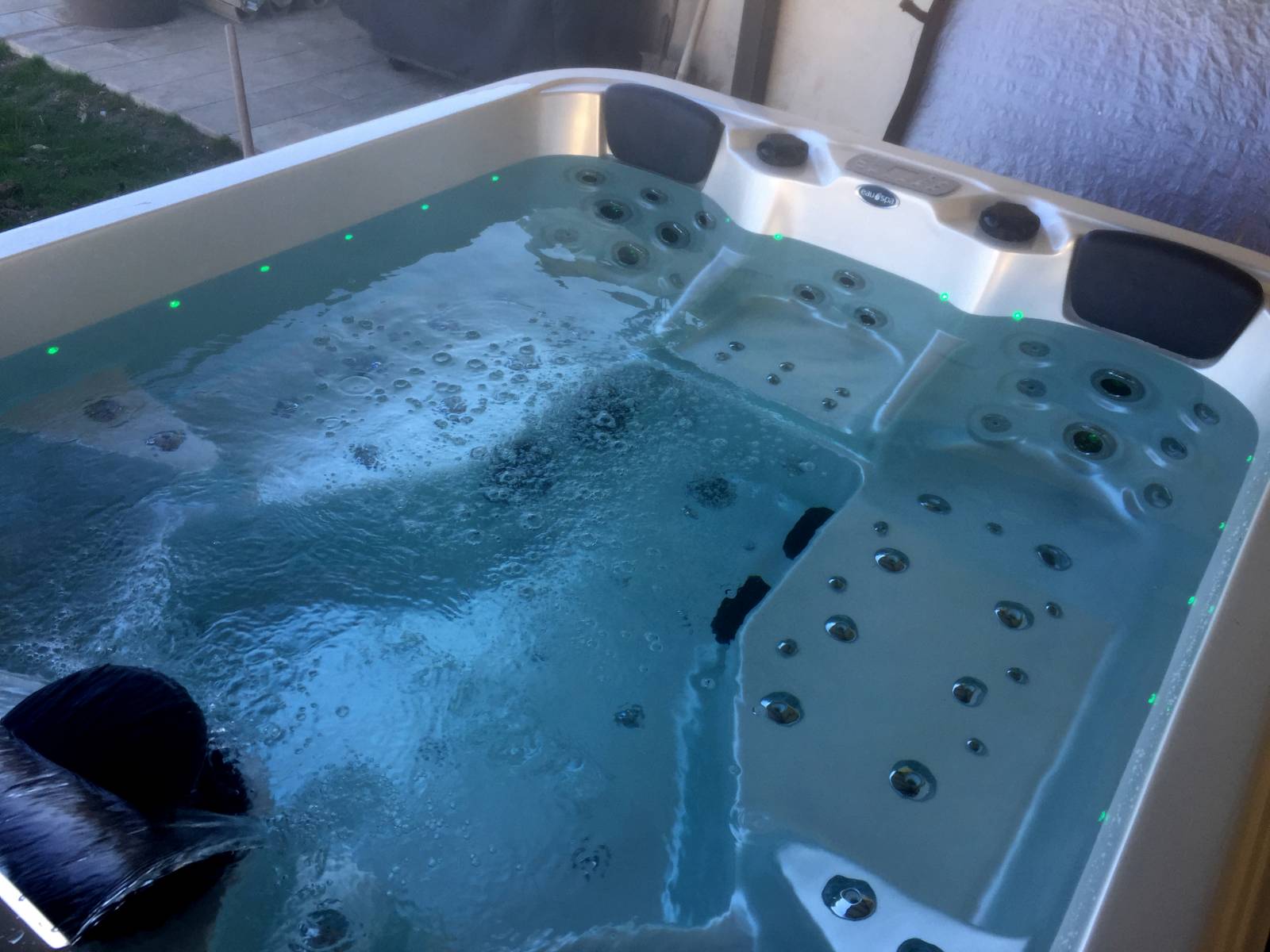 Spa 5 places sous abris avec 2 allongées  à Carpentras