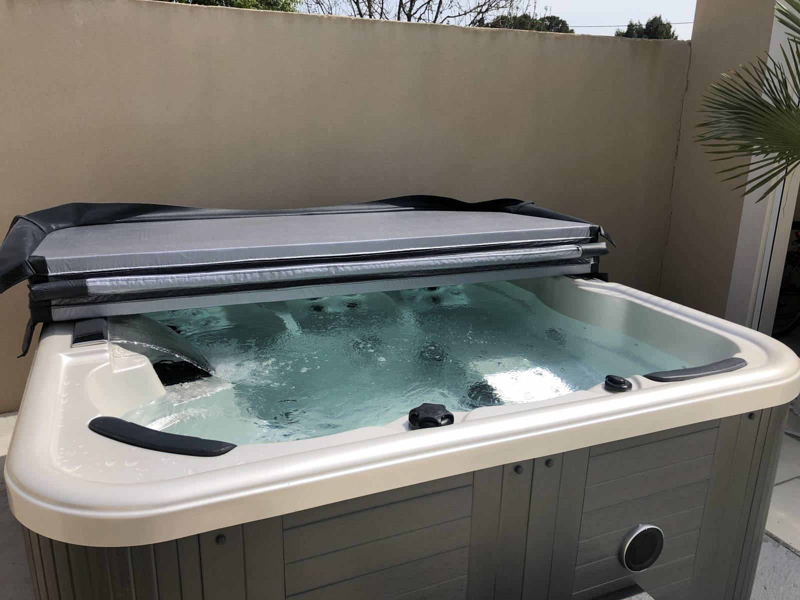 Installation d'un spa 6 places carre à Nimes