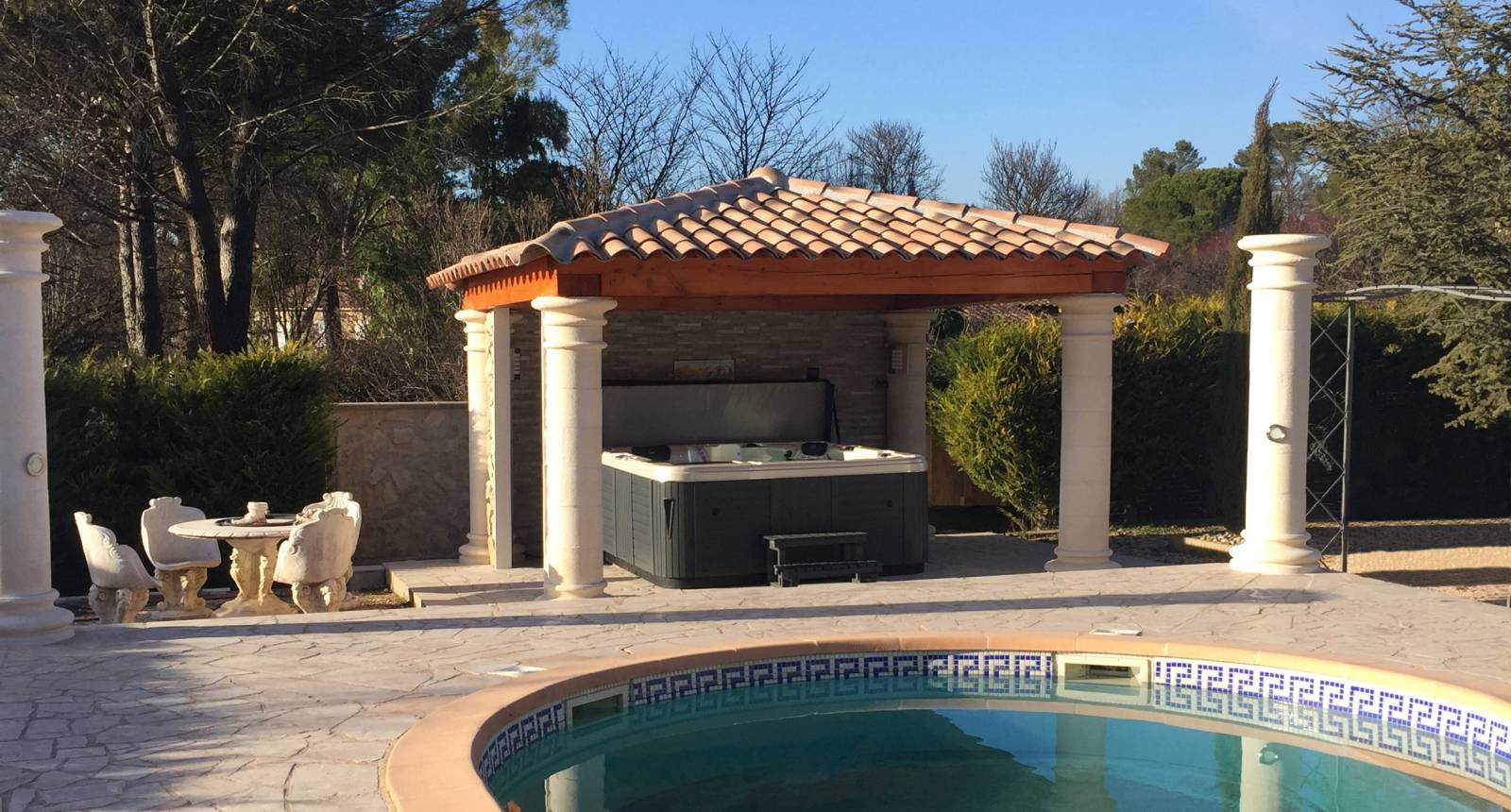 Vente de produits d'entretien pour piscines et spas HTH et Bayrol à Saint Mitre Les remparts proche de Martigues