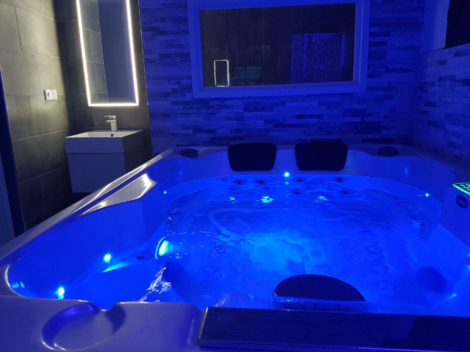 Spa Caraïbes 4 places dont deux allongées à Hyères