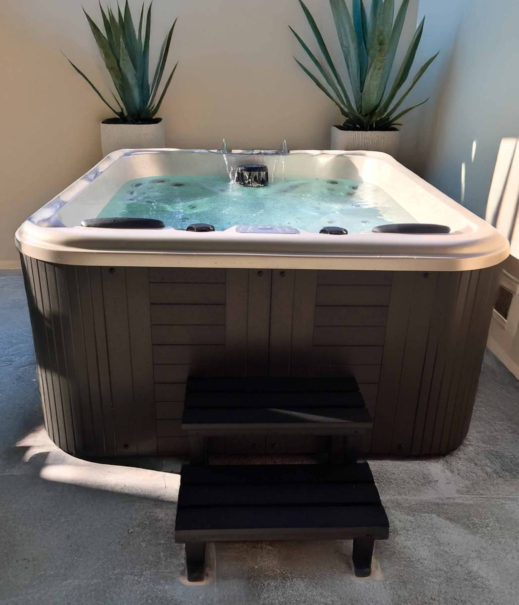 Ce spa Dacca a été parfaitement intégré dans un coin cosy de la maison du client à Orange, offrant un espace relaxation complet avec jets massants et cascade apaisante.