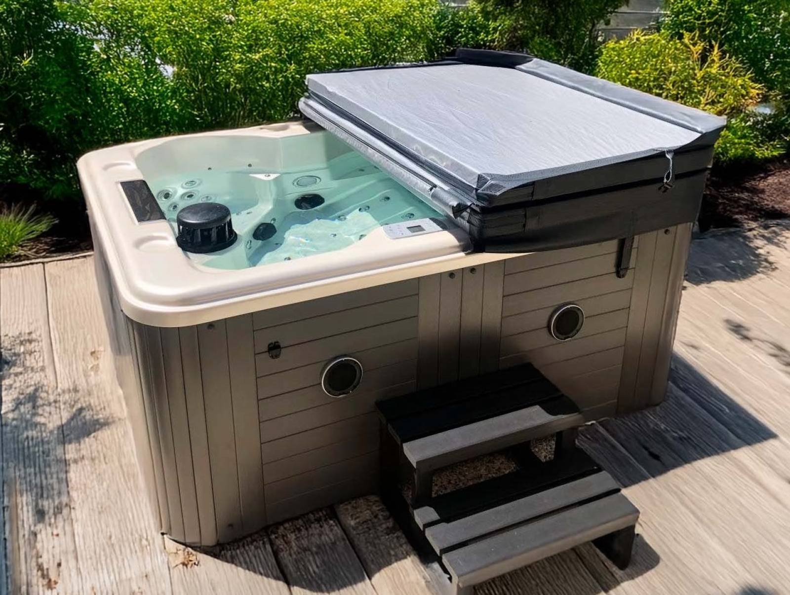 Installation complète du spa Caraïbes à La Ciotat : posé sur dalle, avec escalier et couverture thermique.