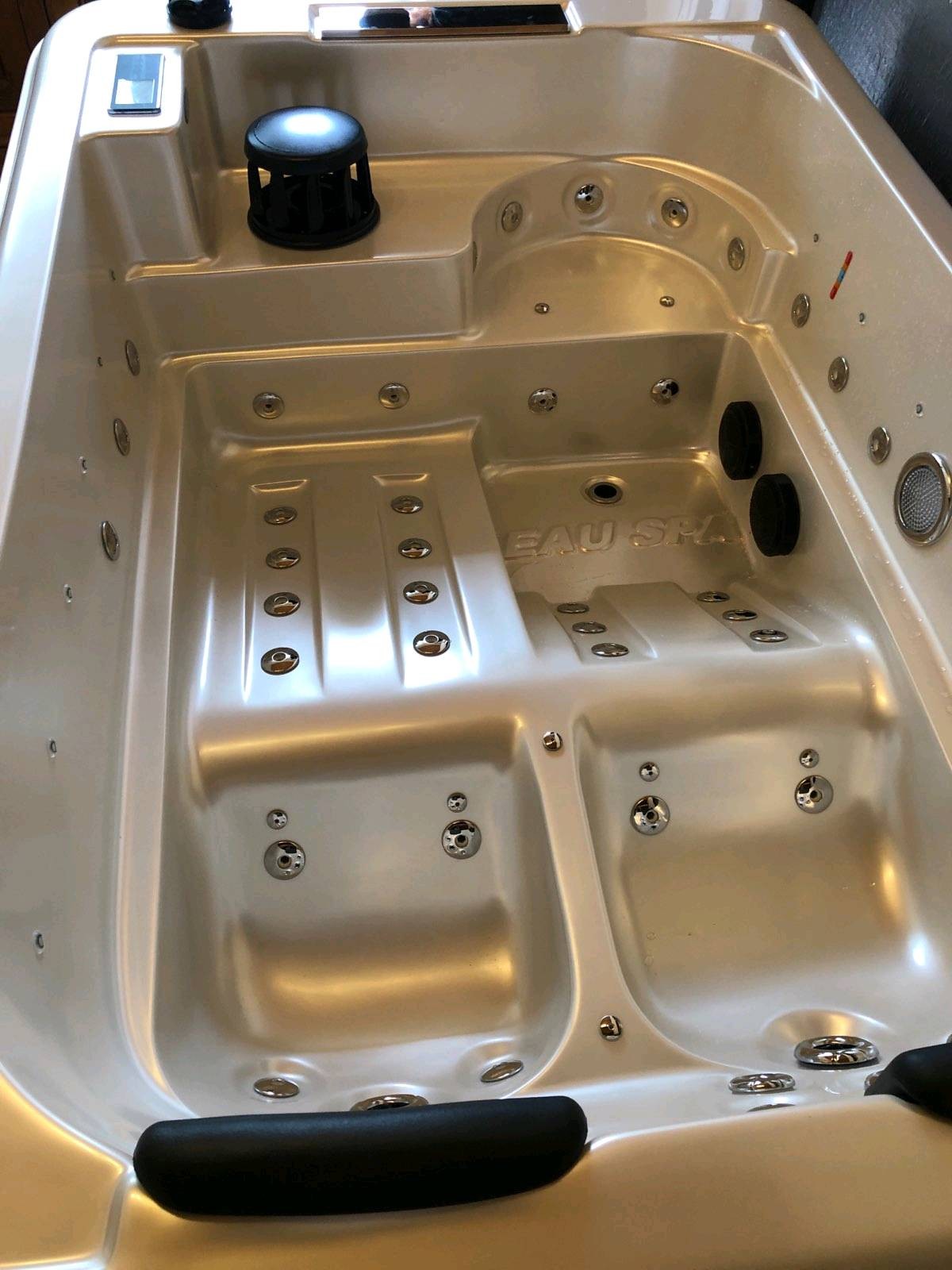 Installation d'un spa 2/3 places en intérieur modèle Roma pour une maison sur Martigues Idéal petits espaces