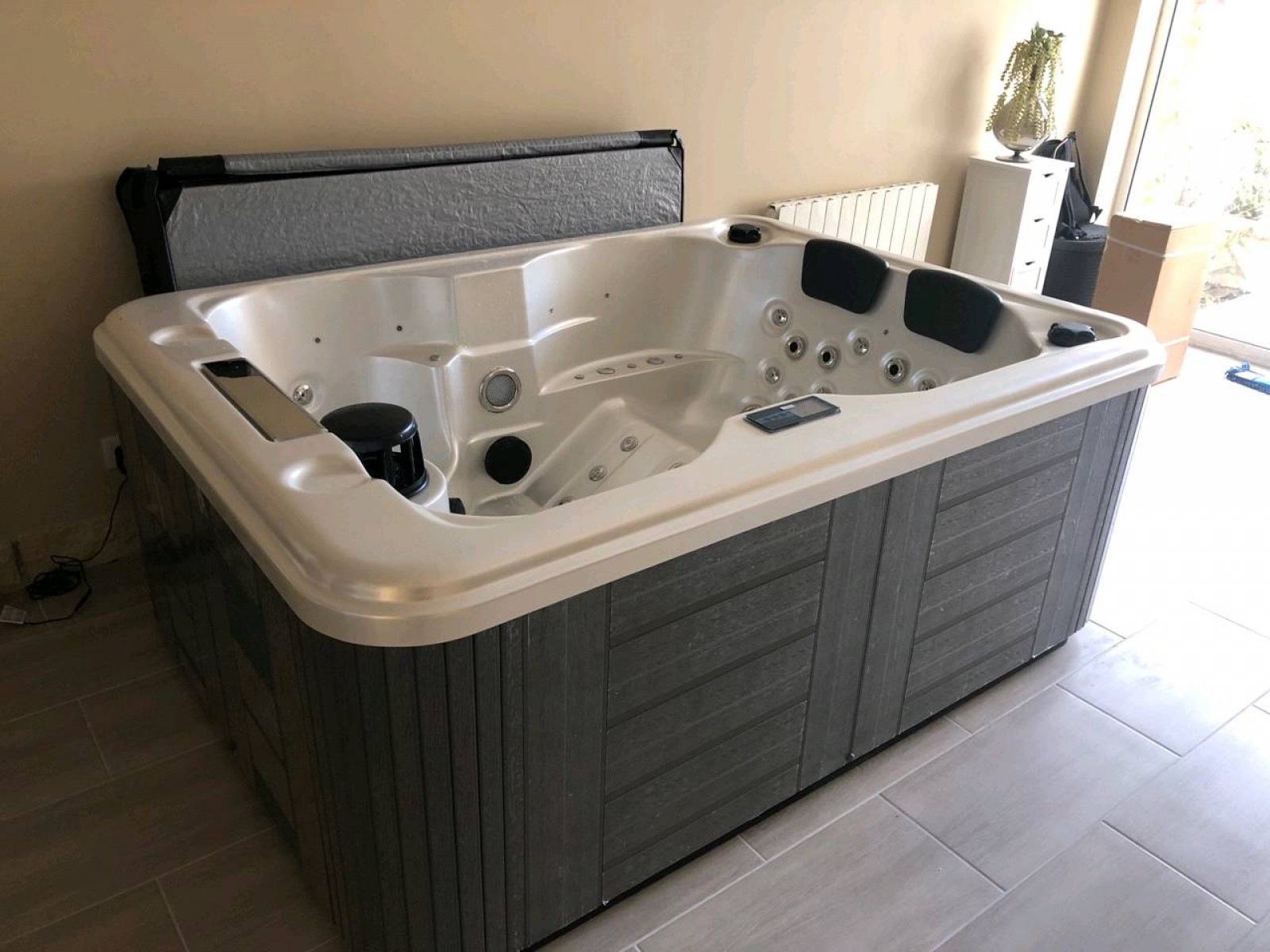 Spa modèle Caraïbes 4 places installé en intérieur d'une maison à Carry-le-Rouet sur la Côte Bleue