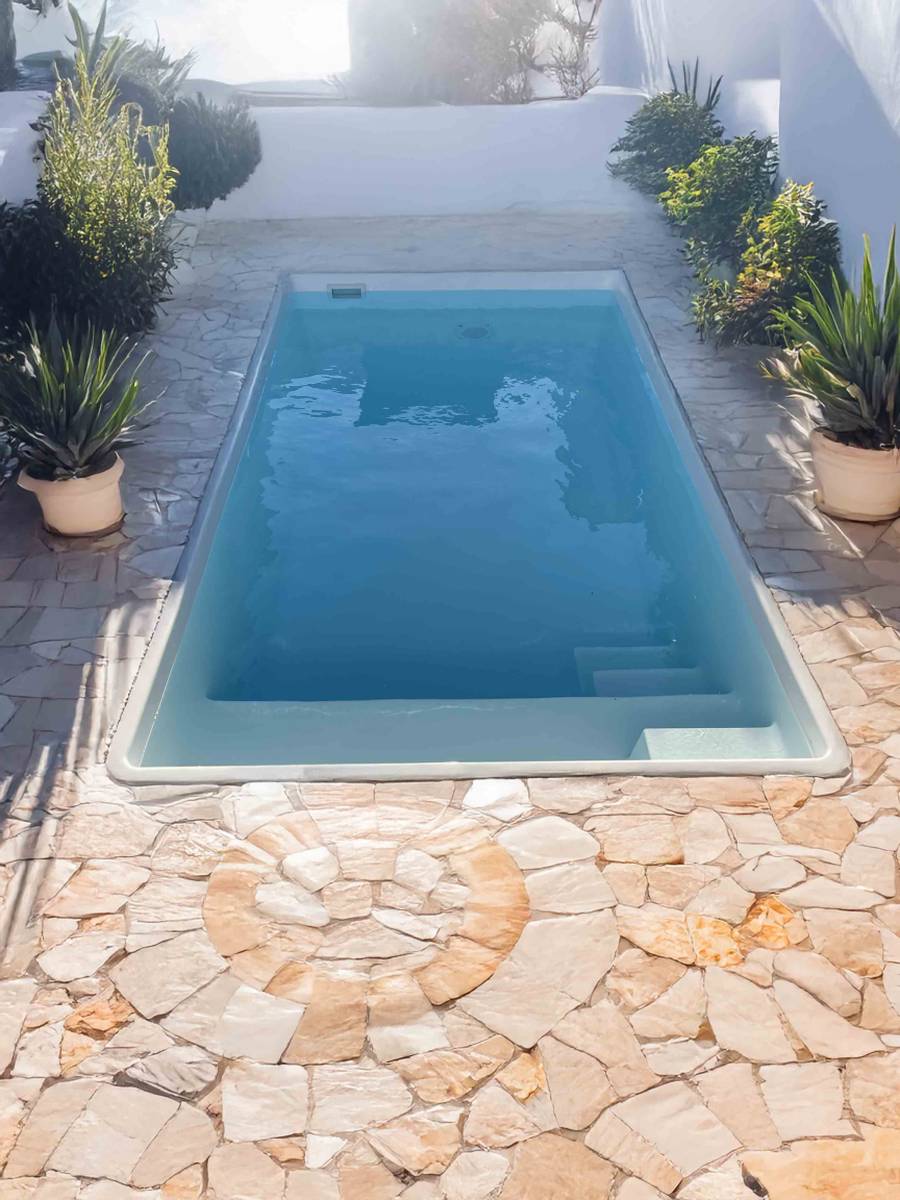 Installation de la piscine Bora Bora à Carpentras : une piscine coque acrylique de moins de 10 m², parfaite pour optimiser votre extérieur.