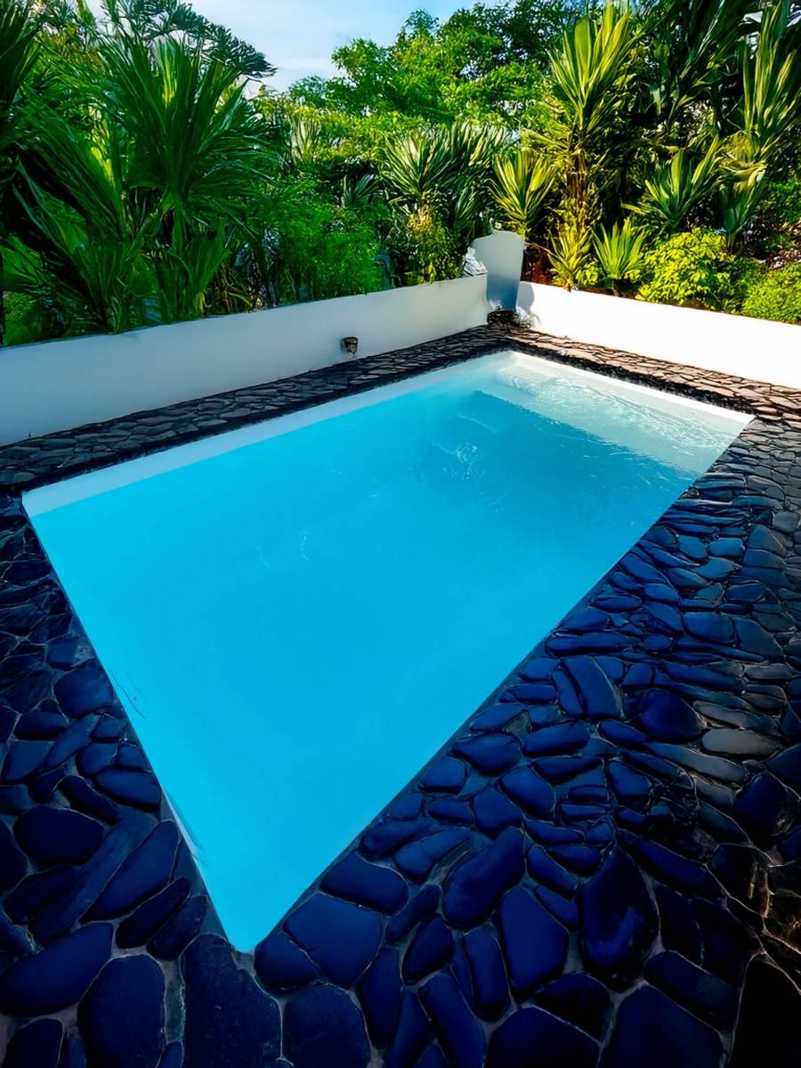 Piscine Bora Bora livrée à Apt dans un jardin complexe d’accès – Installation avec grue de 25 mètres