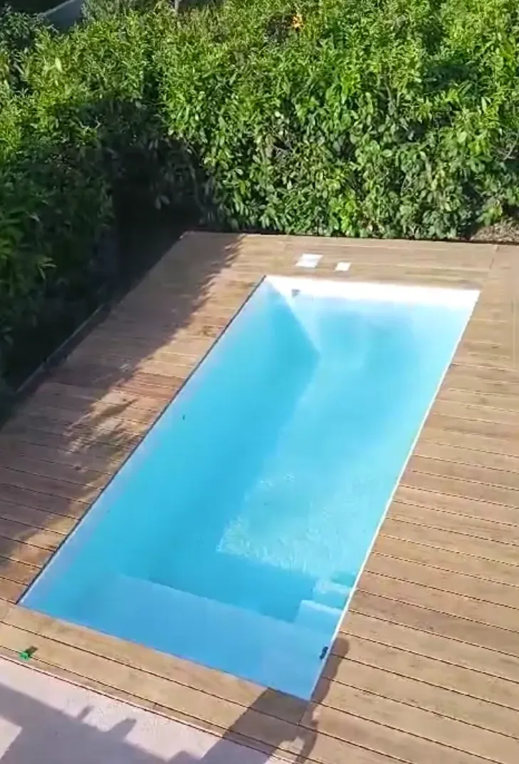 Vente d'une mini piscine coque acrylique de moins de 10 m² sans travaux modèle Bora Bora dans notre showroom près de Martigues dans les Bouches du Rhône