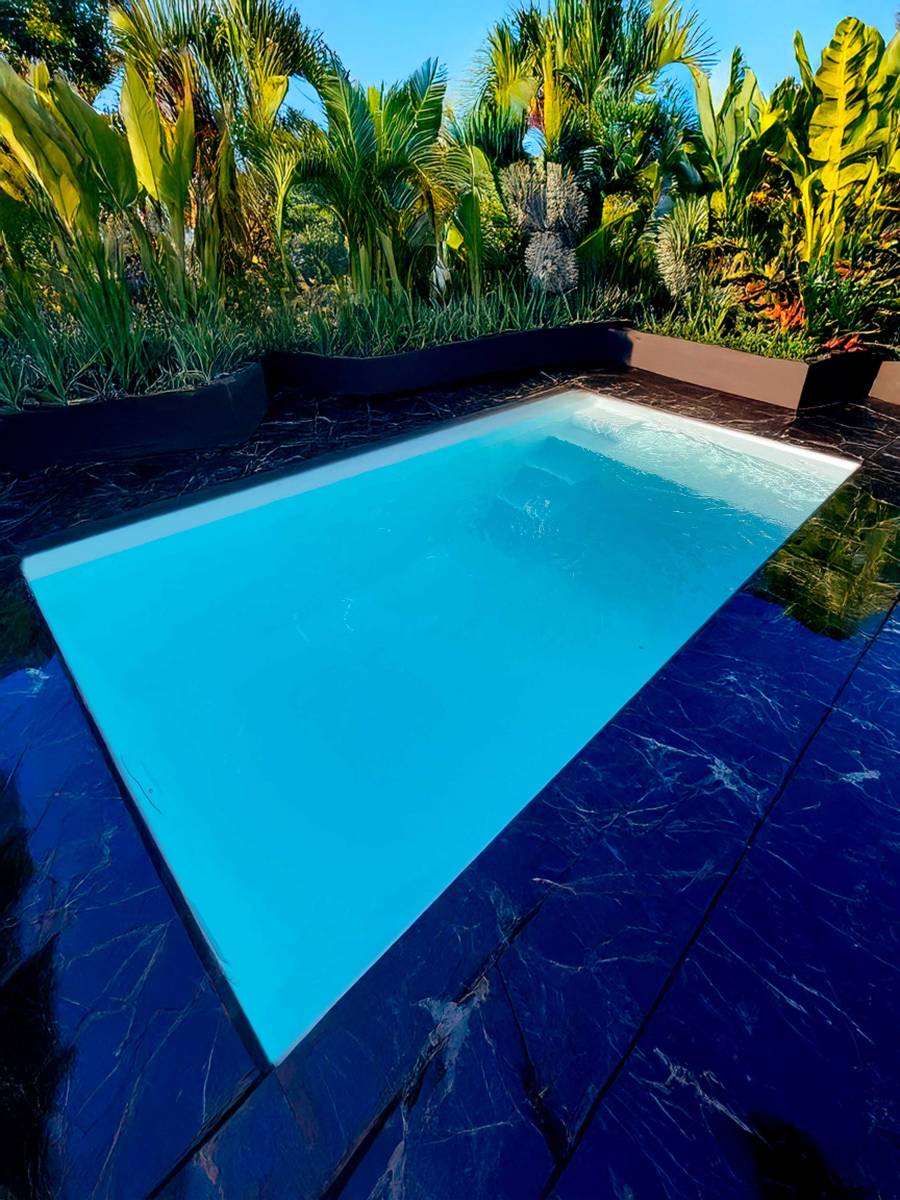 Piscine coque Bora Bora installée à La Seyne-sur-Mer – Modèle 4,22m x 2,22m pour un jardin optimisé.