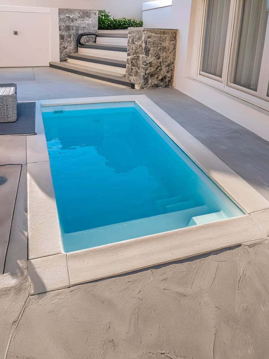 Mini piscine coque Bora Bora installée à Orange, parfaite pour un aménagement moderne et élégant