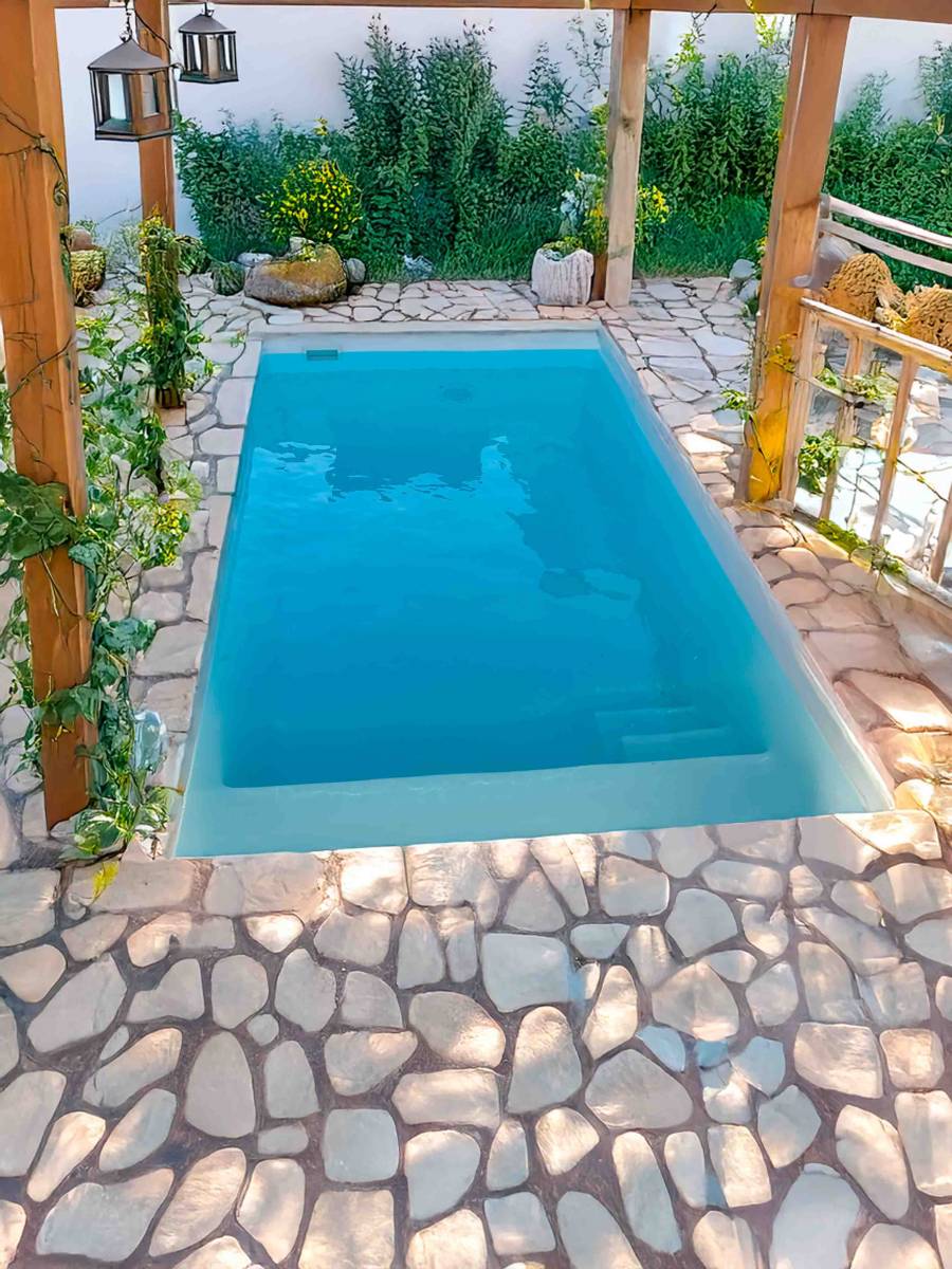 Piscine coque Mahina installée à Alès – Modèle compact 3,24m x 2m pour un jardin harmonieux.