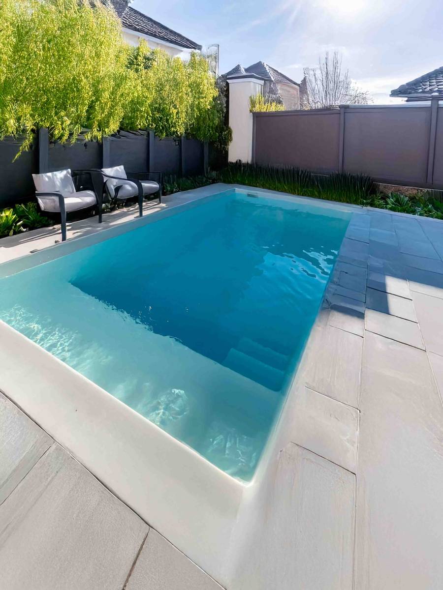 Piscine Mahina à Uzès – un design minimaliste et une intégration parfaite dans votre espace extérieur.