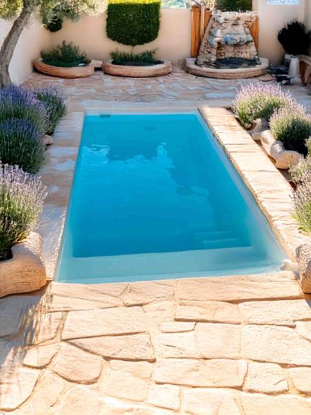 Vue d’ensemble de la piscine Mahina parfaitement intégrée dans un jardin à Berre-l’Étang