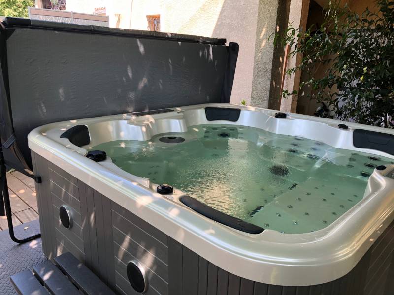 Installation et pose d'un spa style jacuzzi 6 places sur Marseille 9 ème