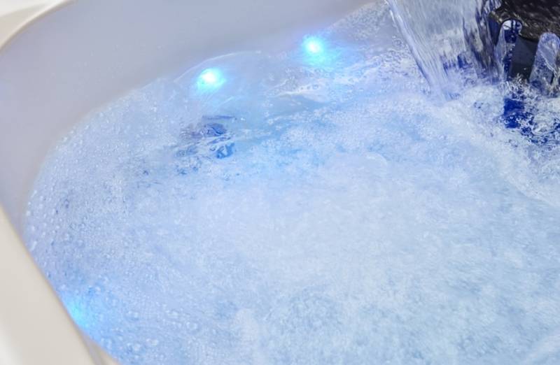 Zoom sur les jets massants et l’éclairage LED du spa Caraïbes installé à La Ciotat.