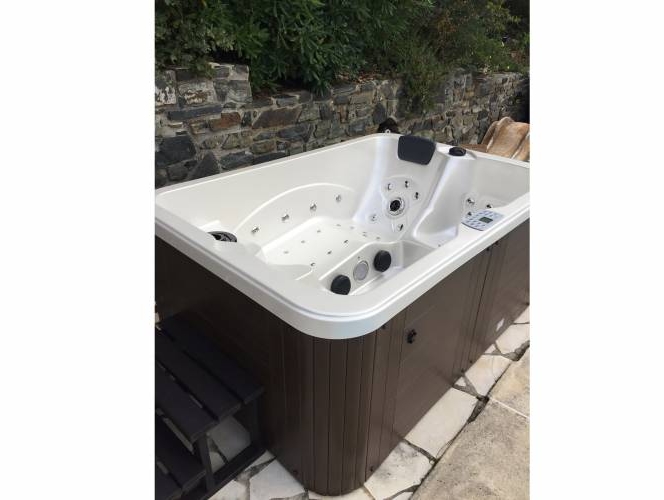 un spa 3 places a Côté de votre piscine à La Ciotat