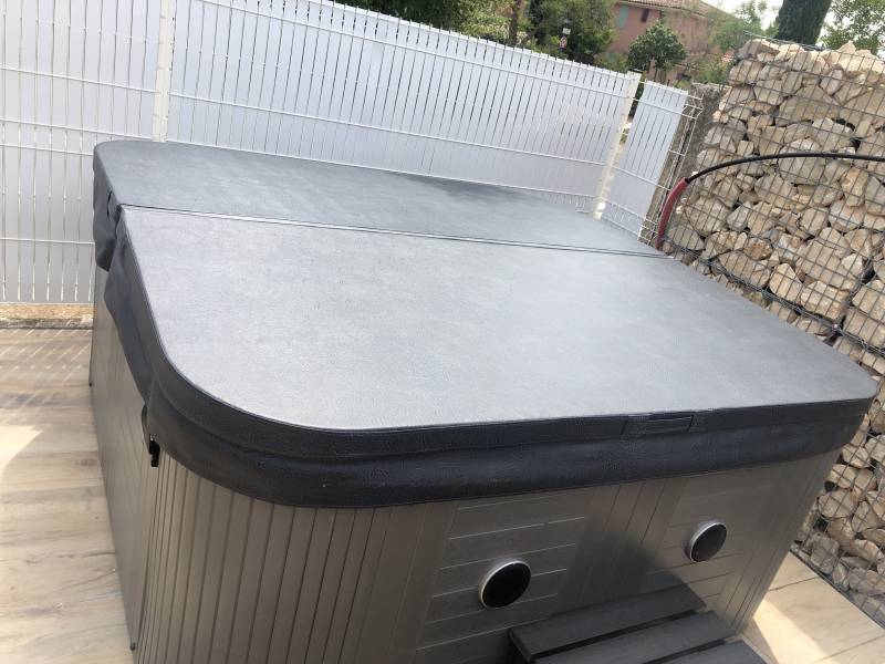 Spa 6 places  multi jets installé à Allauch