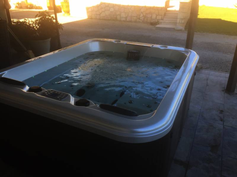 Spa 5 places sous abris avec 2 allongées  à Carpentras