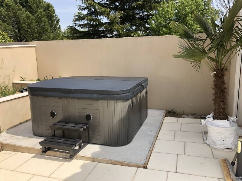 bache de spa isolante posé sur le jacuzzi