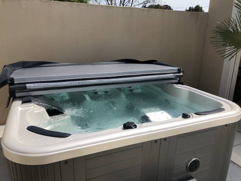 Installation d'un spa 6 places carre à Nimes