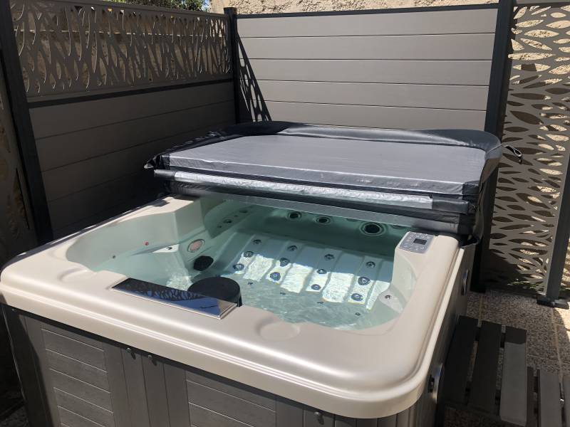 bain a remous spa 4 places dans le departement des bouches du rhone
