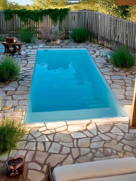 Un rendu final soigné avec un dallage naturel et une intégration parfaite dans le jardin.