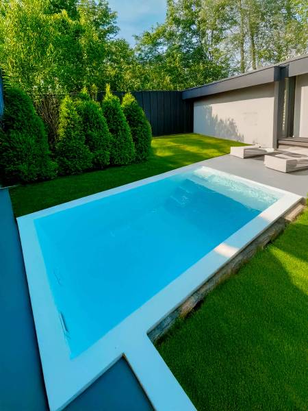 Piscine Bora Bora à Bouc-Bel-Air avec finition blanc cristal et margelles sur mesure