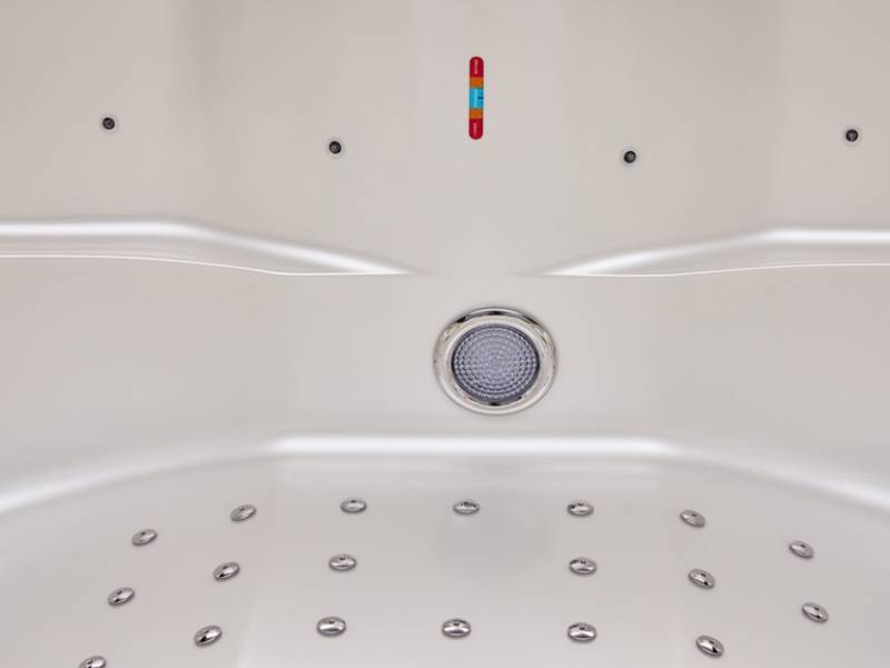 Vue rapprochée sur les nombreux jets d’hydromassage du spa Cuba, pensés pour cibler efficacement les zones de tension du corps.