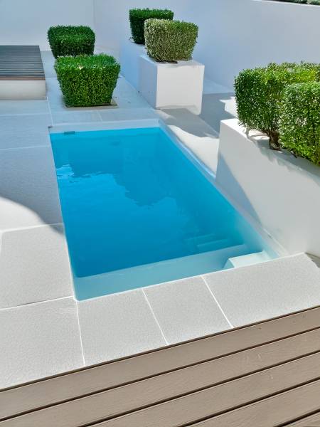 Piscine Bora Bora installée à Pernes-les-Fontaines, vue finale avec margelles et aménagement paysager