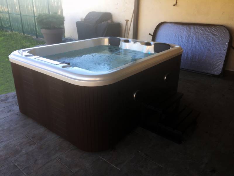 Spa Dacca 5 places dont 2 allongées à Saint Cyr sur mer