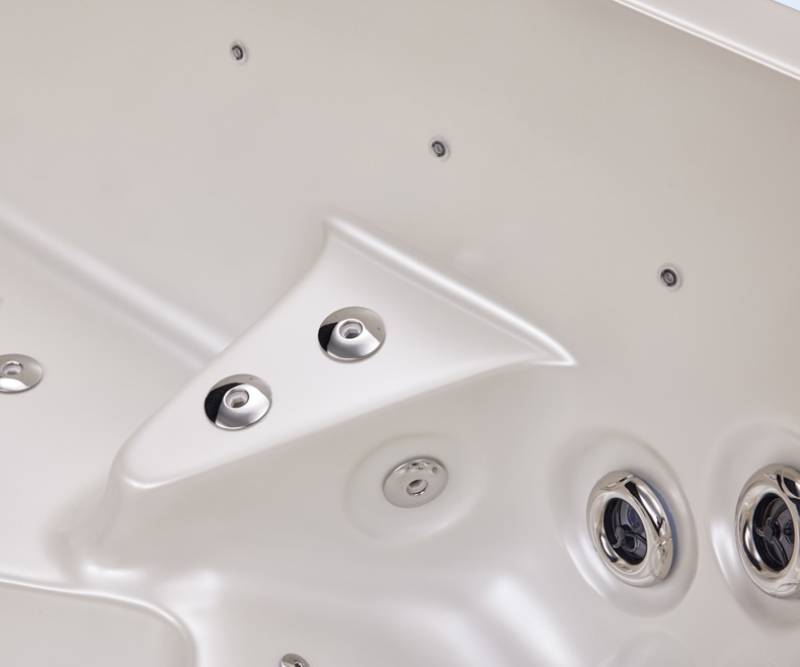 Gros plan sur les jets massants en inox – Un concentré de technologie pour une expérience de massage ciblée