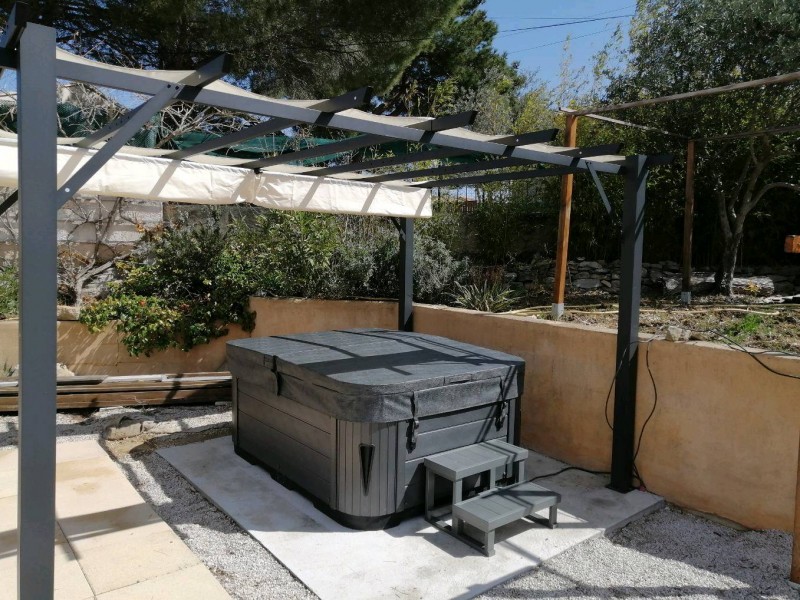 Magnifique Spa design Dacca gris 5 personnes  installé pour une maison sur Trets près de Aix-en-Provence