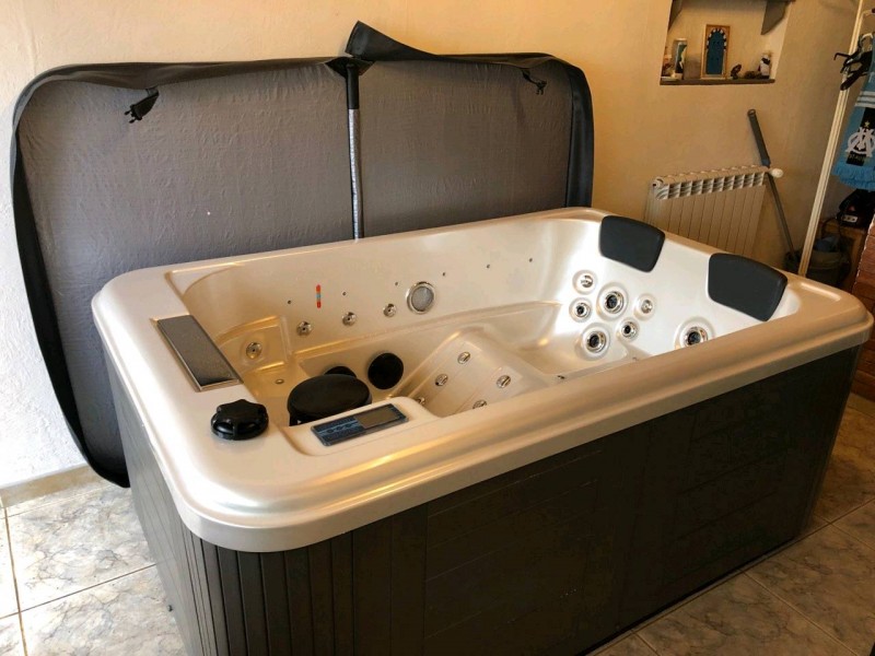 Installation d'un spa 2/3 places en intérieur modèle Roma pour une maison sur Martigues Idéal petits espaces