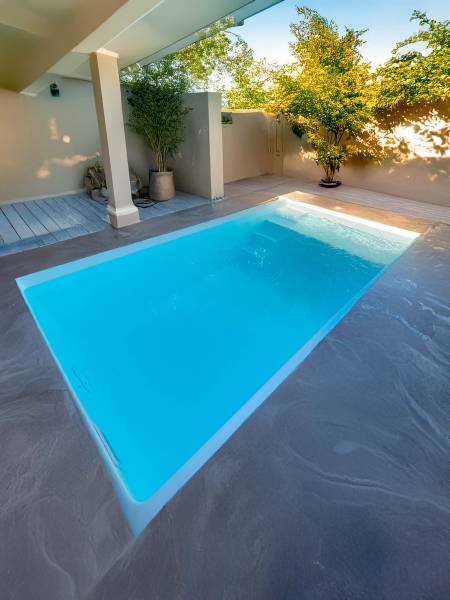 Installation terminée à Fréjus – La piscine Bora Bora parfaitement intégrée dans un espace minéral méditerranéen.