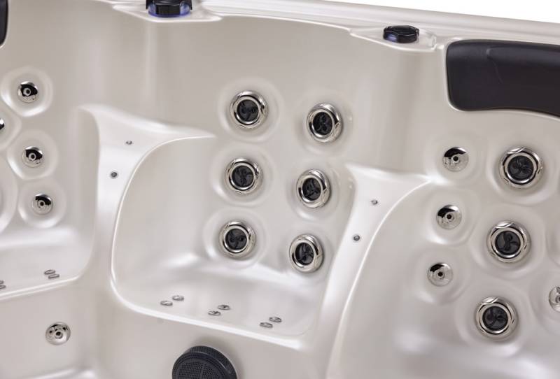 Zoom sur les jets hydro-massants du Spa Cuba 6 places : une technologie avancée pour un massage en profondeur et un confort optimal.