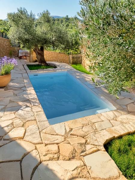 Piscine Bora Bora à Bollène, personnalisable en plusieurs coloris pour s’adapter à votre extérieur.