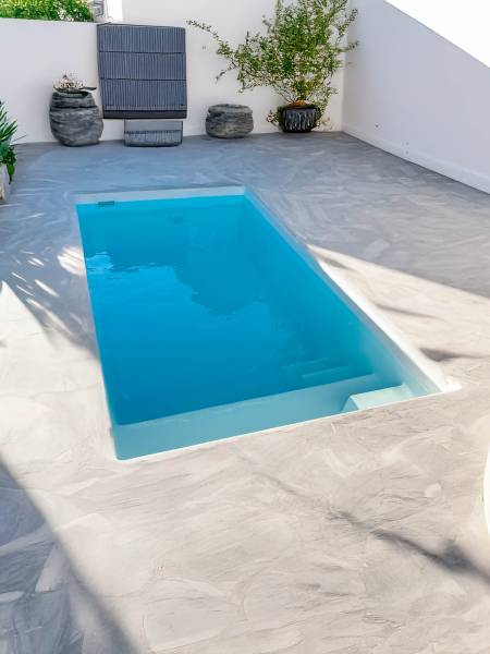 Bora Bora installée à Saint-Maximin-la-Sainte-Baume avec plage béton ciré gris clair.