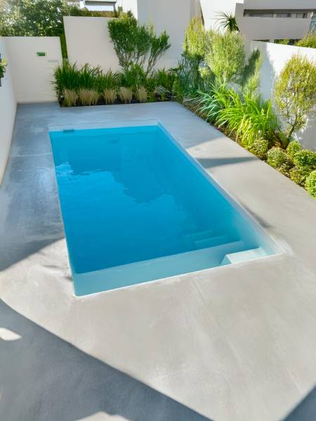 Livraison de la piscine Bora Bora à Saint-Raphaël par camion-grue 15 m pour un placement précis et sécurisé.