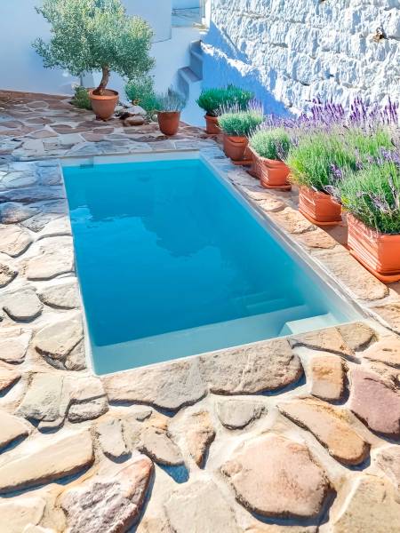 Piscine Bora Bora installée à Sorgues, idéale pour les extérieurs avec ses finitions élégantes.