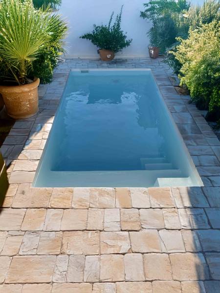 Installation d’une piscine Bora Bora à Cavaillon : un bassin élégant parfaitement intégré dans un jardin verdoyant.
