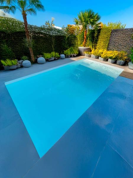 Piscine Bora Bora installée avec finition moderne et plage immergée pour un confort de baignade optimal