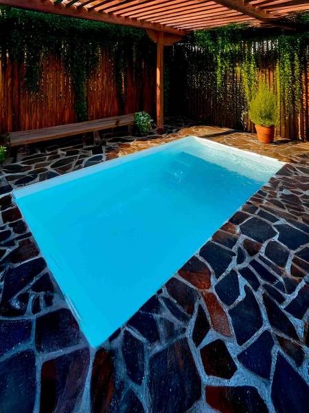 Intégration parfaite de la piscine Mahina dans un jardin moderne à Saint-Christol-lès-Alès