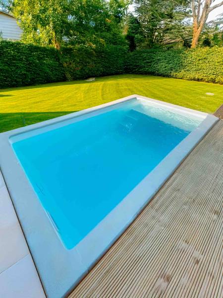 Installation réussie de la piscine Mahina dans un jardin à Istres – une mini piscine acrylique parfaite pour les petits espaces.