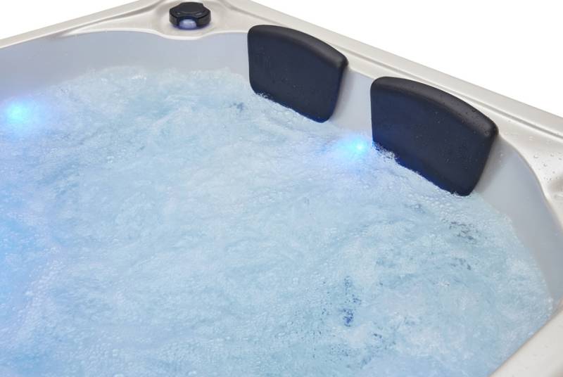 Détail des appuis-tête et des jets hydro-massants du spa Caraïbes 4 places pour une relaxation absolue.