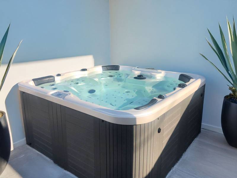 Installation du Spa Cuba 6 places à Avignon : un espace de détente moderne et raffiné pour des moments de bien-être absolu.