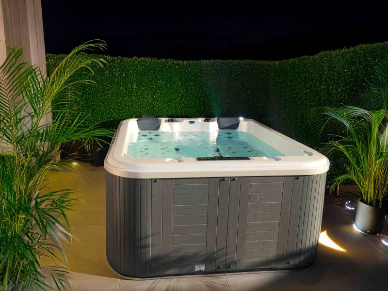 Installation du Spa Dacca 5 places : un espace de détente parfaitement intégré à son environnement.