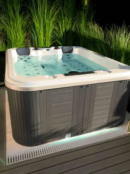 Le spa Dacca 5 places parfaitement intégré sur la terrasse à Uzès.