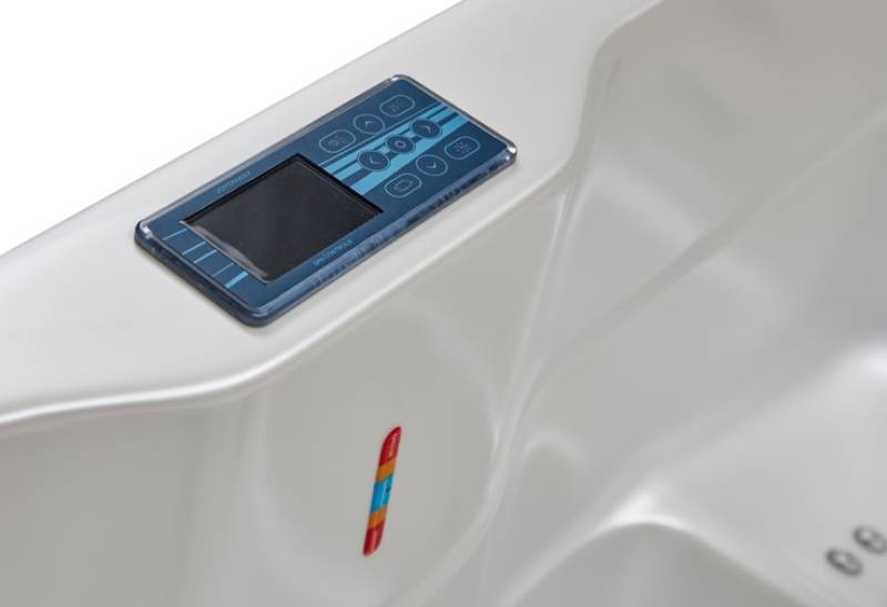 Commande digitale intuitive du spa Rio 3 places, permettant un réglage facile de la température et des jets massants.